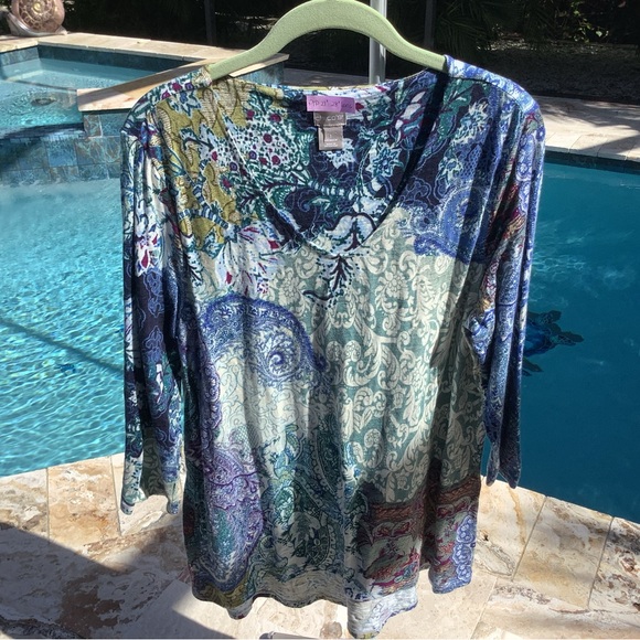 EUC, Chico’s Sz. 1, pretty paisley print V neck top. EUC - Picture 1 of 3